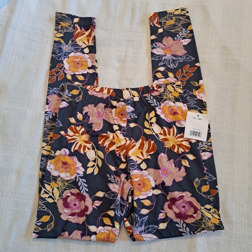 Sweet women's size small floral print leggings, New tags attached